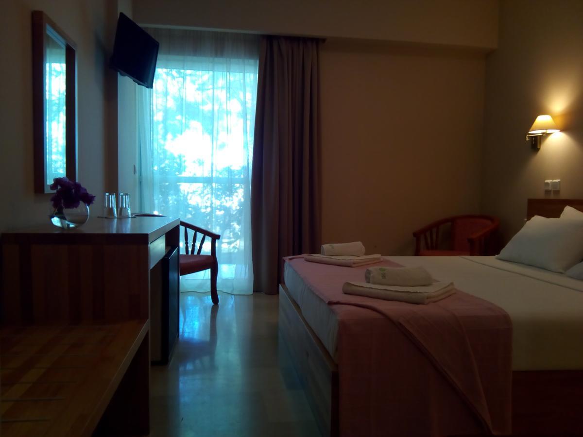 Готель Marzi Beach And Bungalows Kokkonion Екстер'єр фото